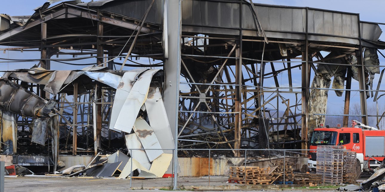 Η σκιά του Daniel πάνω από τους διάτρητους σωλήνες στο εργοστάσιο της «Βιολάντα»