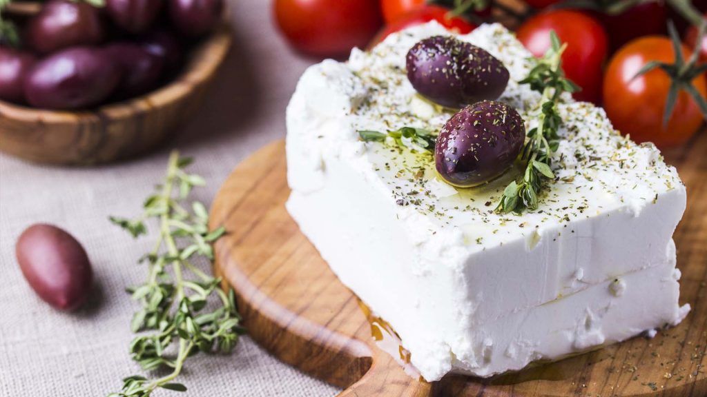 Η φέτα και ο ανταγωνισμός από το λευκό τυρί  – Ο ρόλος της ευλογιάς και τα συμβόλαια με τους ξένους