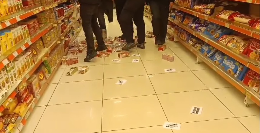 Βόλος: Η στιγμή που νεαροί πέταξαν και ποδοπάτησαν προϊόντα Βιολάντα σε ράφια σούπερ μάρκετ (βίντεο)