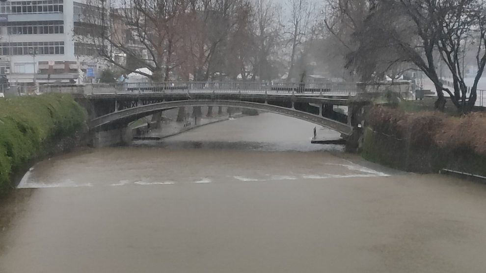 Έντονη βροχόπτωση στα Τρίκαλα- Φούσκωσε ο Ληθαίος (βίντεο)