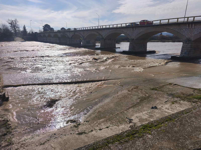 Τύρναβος: Φούσκωσε ο Τιταρήσιος – Μεγάλος όγκος νερού μετά τις βροχοπτώσεις (φωτ. - βίντεο)