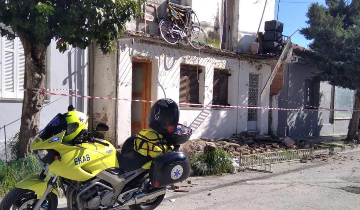 Βόλος: Γυναίκα έπεσε στο δρόμο μαζί με το μπαλκόνι