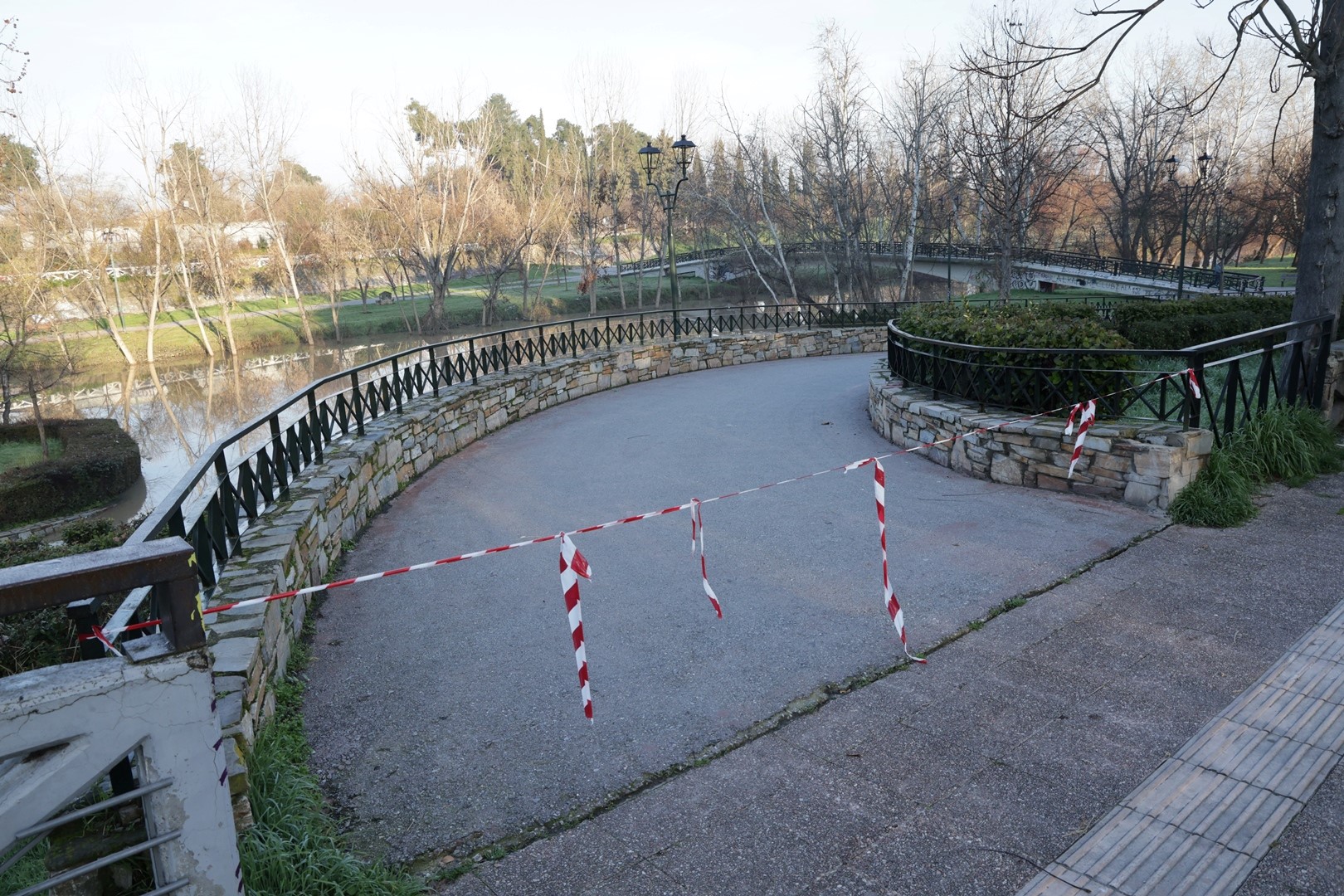 Δήμος Λαρισαίων: Παραμένουν κλειστές οι προσβάσεις στην κοίτη του Πηνειού - Με σταθερό ρυθμό η υποχώρηση των υδάτων