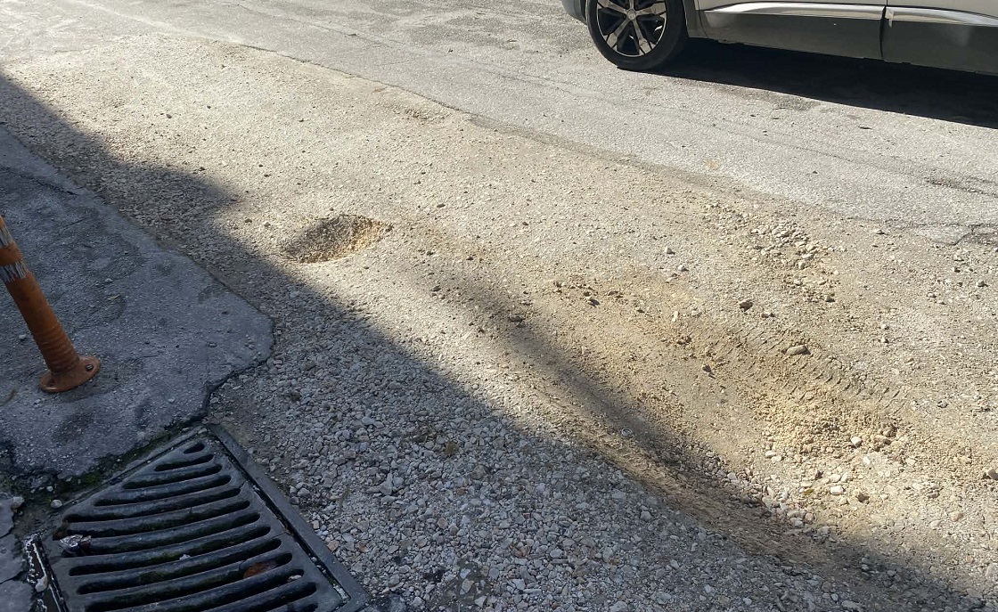 Επικίνδυνες λακούβες στο κέντρο της Λάρισας χάσκουν εδώ και εβδομάδες (ΦΩΤΟ)