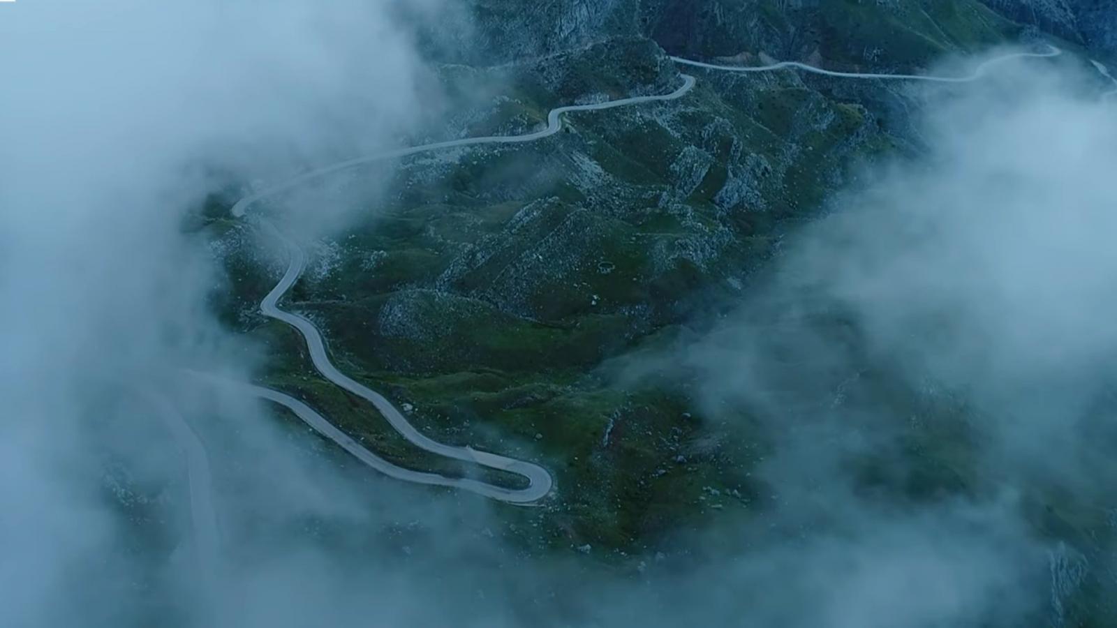 Ταξίδι πάνω από τα σύννεφα -Αυτός είναι ο μοναδικός δρόμος στην Ελλάδα που ξεπερνά τα 1.900 μέτρα υψόμετρο [βίντεο]