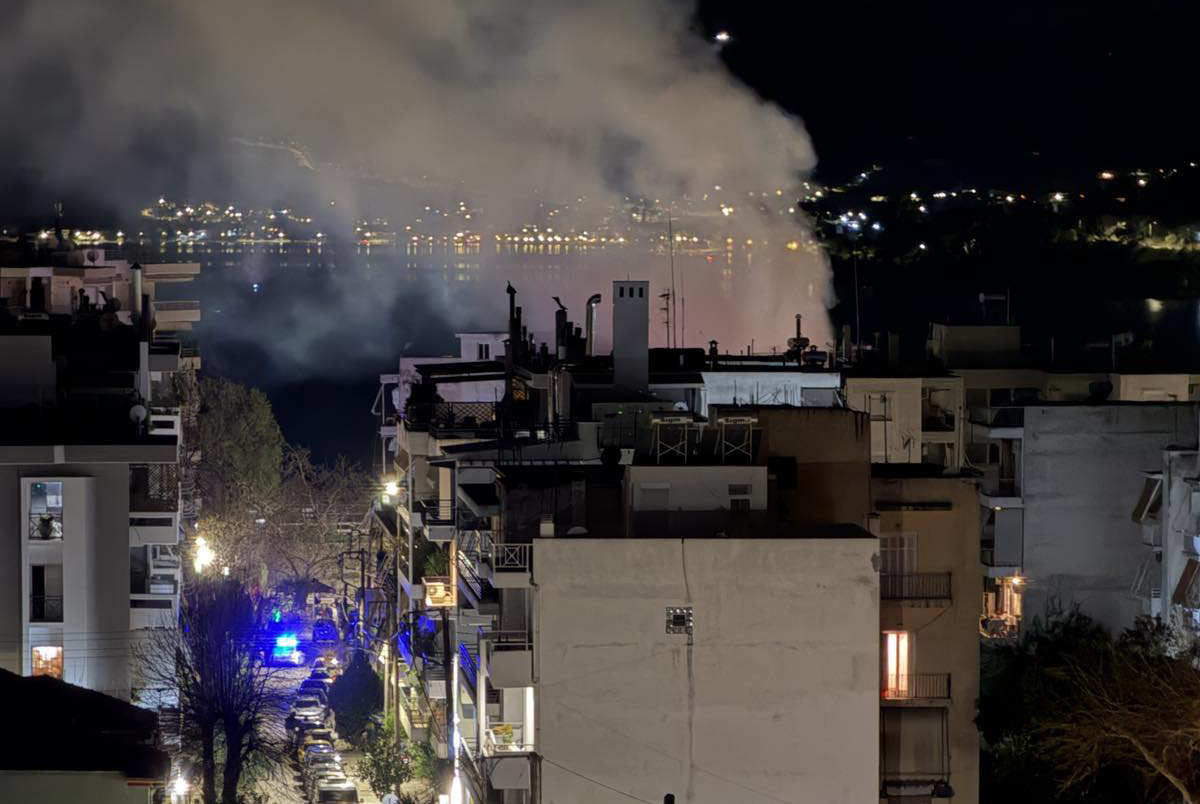Συναγερμός στον Βόλο: Κόλαση φωτιάς πίσω από τον Άγιο Κωνσταντίνο σε εγκαταλελειμμένο κτίριο
