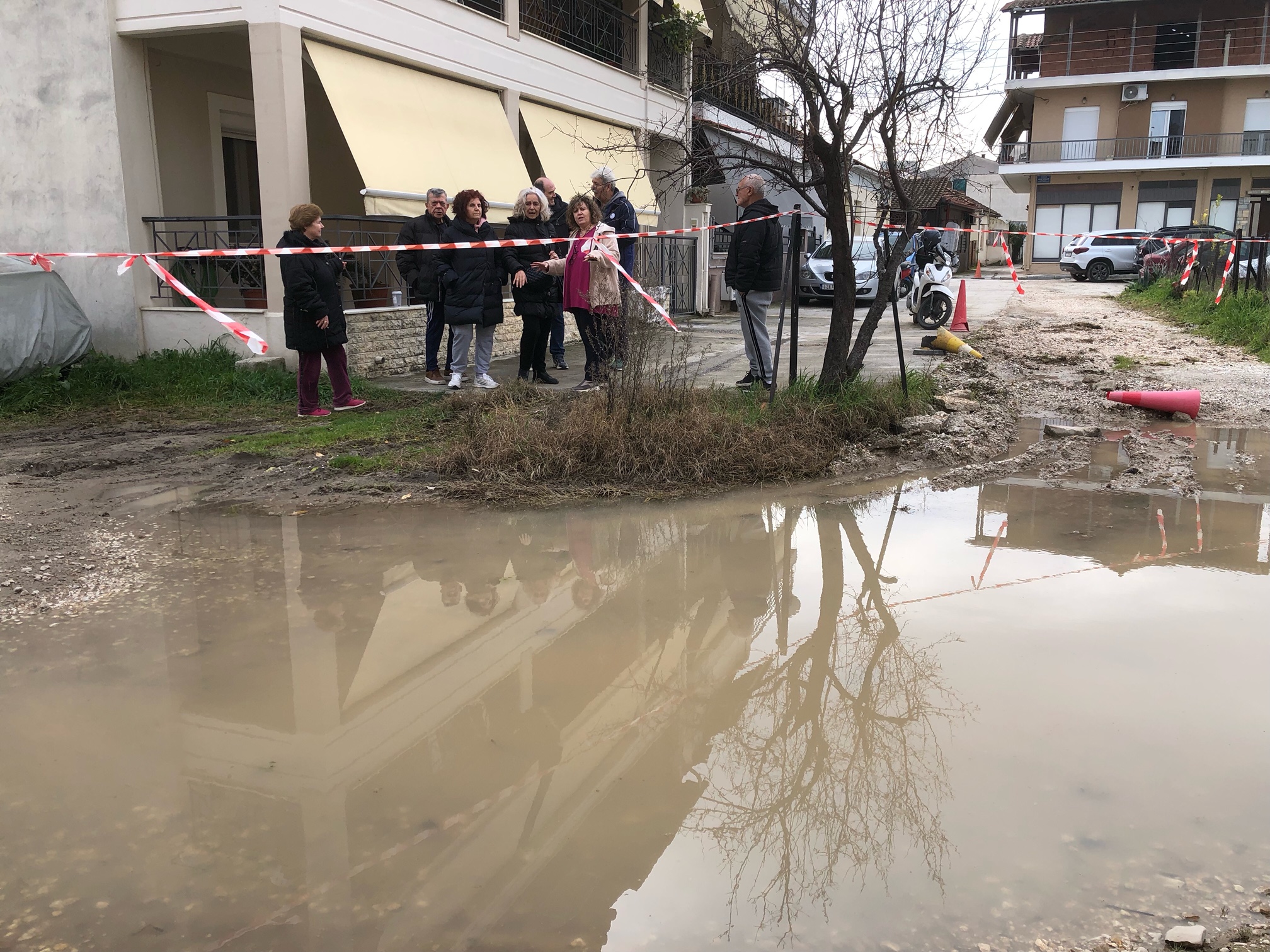 Μία λίμνη σε συνοικία της Λάρισας...προκαλεί έντονες διαμρτυρίες (ΦΩΤΟ)
