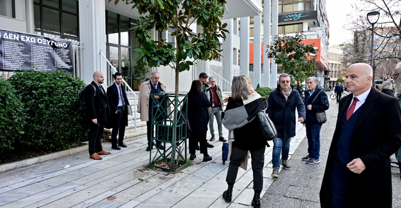 Ένταση και επεισόδια στη δίκη για τα βίντεο των Τεμπών-«Θα έπρεπε να ντρέπονται «που υπερασπίζονται εγκληματίες» (βίντεο)