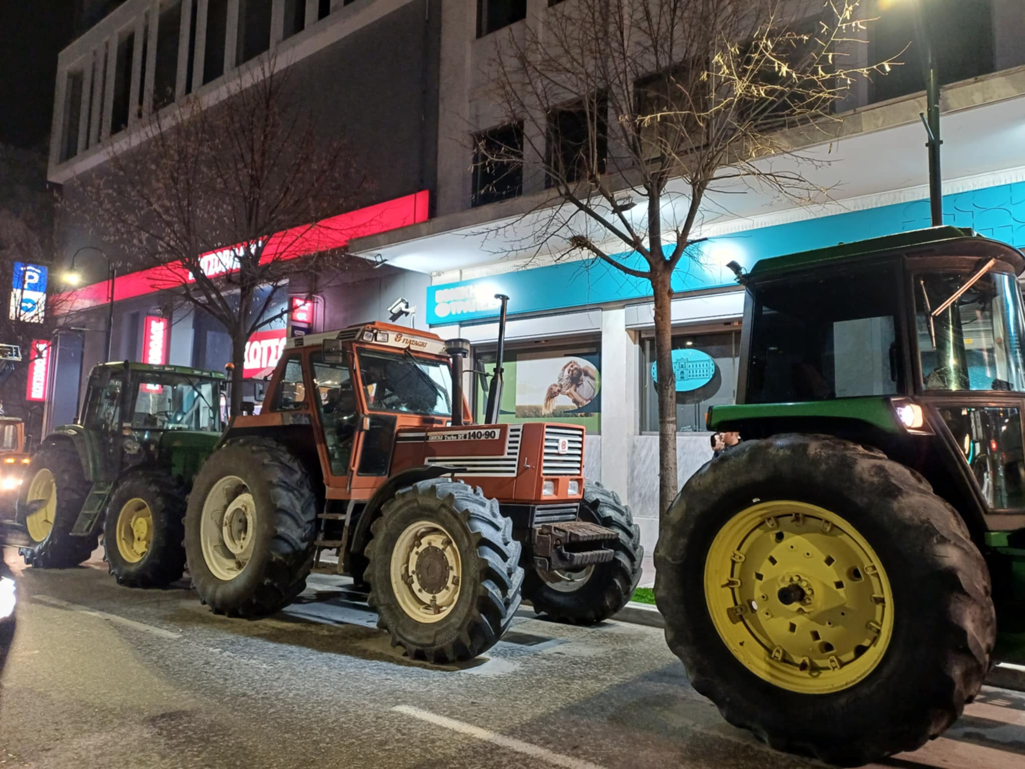 Ξεσήκωσαν το κέντρο της Λάρισας τα τρακτερ των αγροτών- προέρτια για το συλλαλητήριο της Παρτασκευής στην Αθήνα (ΦΩΤΟ+video)