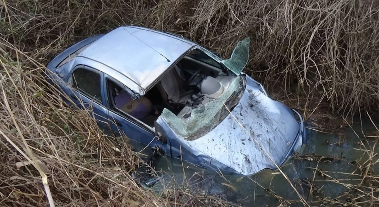 Συναγερμός στην Πυροσβεστική- αυτοκίνητο έπεσε σε κανάλι έξω από τη Λάρισα- απεγκλωβίστηκαν δύο άτομα