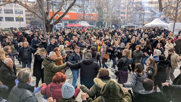 Δήμος Λαρισαίων: Τσικνοπέμπτη στην Κεντρική πλατεία με Τόνι Σφήνο