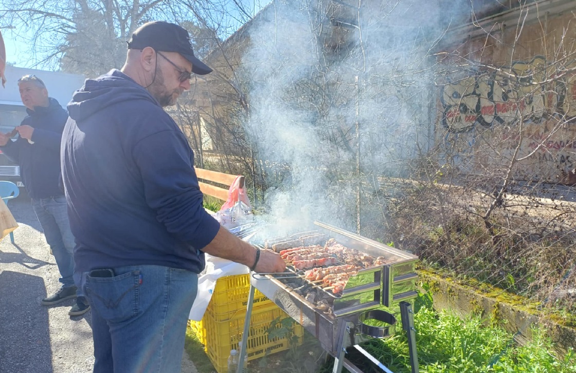 Παίρνεις πορτοκάλια,μπρόκολα  κι ένα σουβλάκι δωρο στη Λαϊκή της Θεοφράστου!- το τσικνίζουν οι παραγωγοί (ΦΩΤΟ)