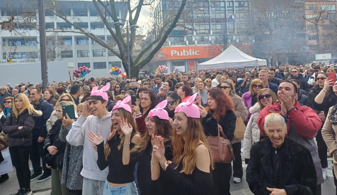 Άναψε το κέφι στην κεντρική πλατεία  με Τόνι Σφίνο, Αντωνέλα, σουβλάκι και κρασί (ΦΩΤΟ+video)