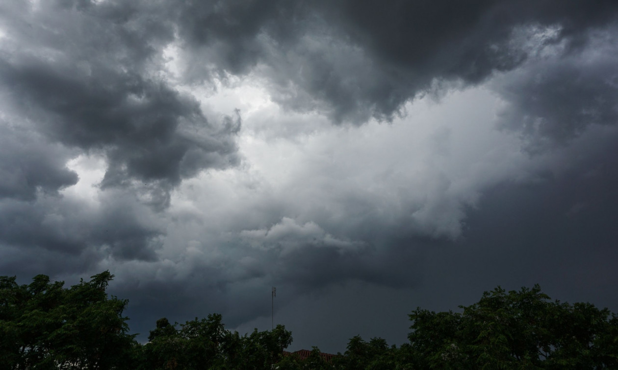 Καιρός: Δεν έχουν τέλος οι βροχές και οι καταιγίδες – Επιστρέφει το κρύο από Τρίτη