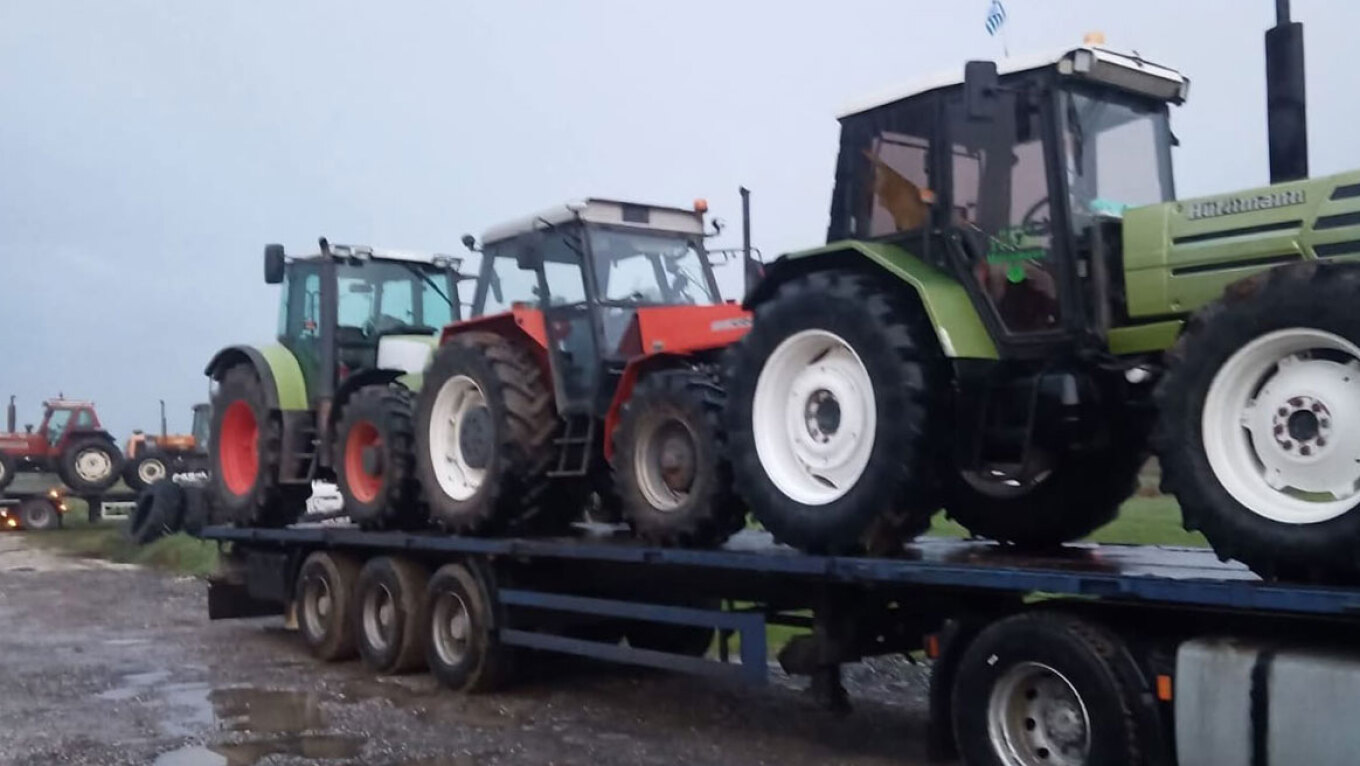 Φορτώθηκαν σε φορτηγά τα τρακτερ της Καρδίτσας για μεταφορά στο συλλαλητήριο της Αθήνας (ΦΩΤΟ)