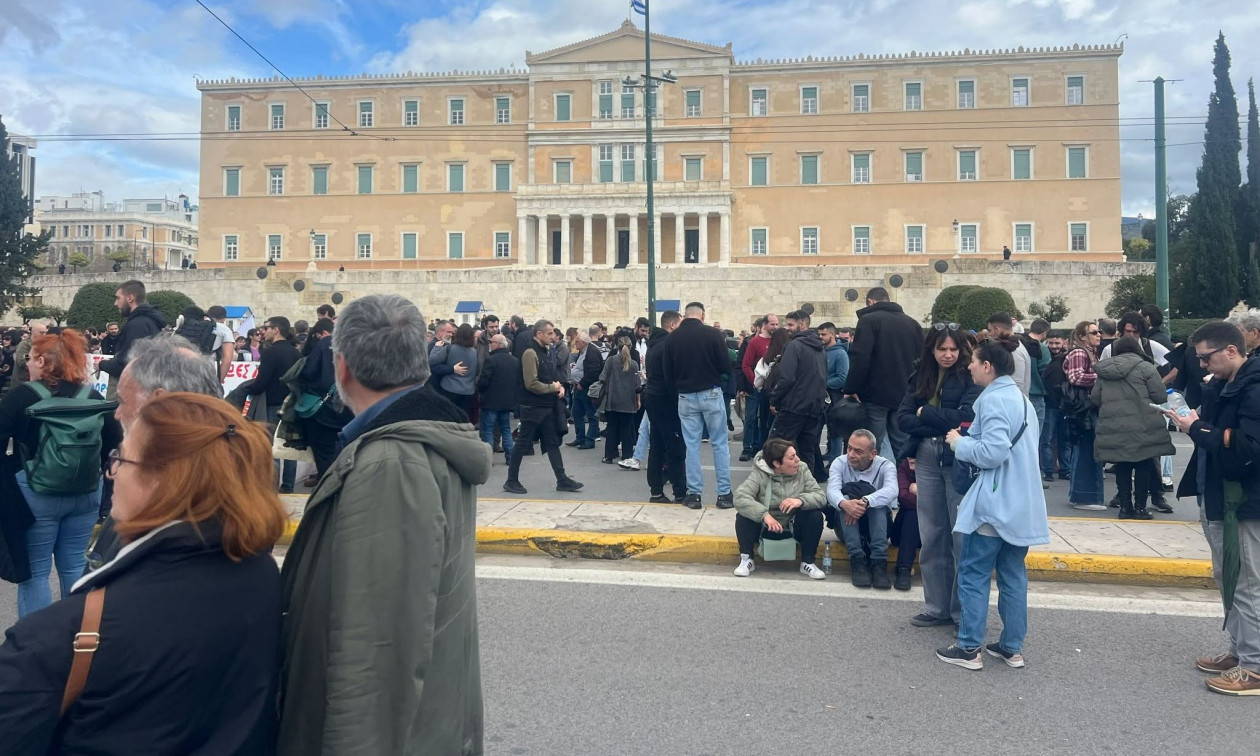 «Χωρίς αγρότες δεν υπάρχει ζωή»: Φθάνουν τα τρακτέρ από Αφίδνες– Υποδοχή από τους εργαζόμενους στο Σύνταγμα