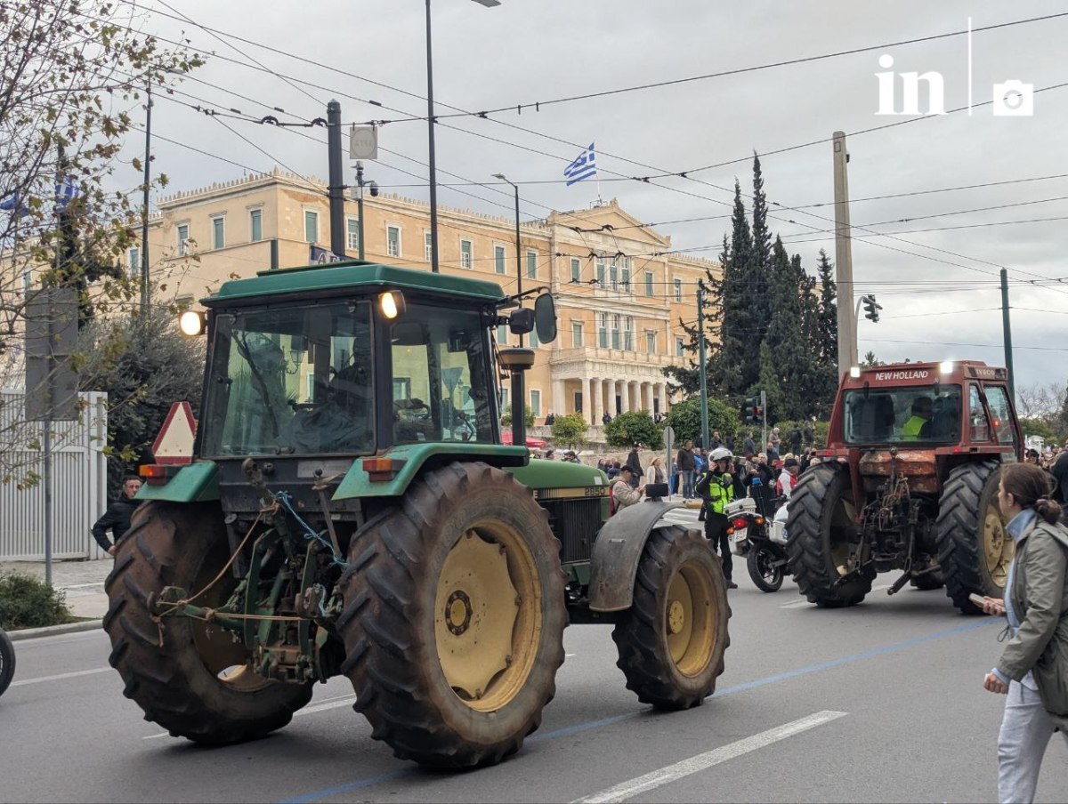 Σε εξέλιξη το συλλαλητήριο έξω από τη Βουλή -Παρατεταγμένα τα τρακτέρ, θα κοιμηθούν στο Σύνταγμα οι αγρότες (ΦΩΤΟ και βίντεο)