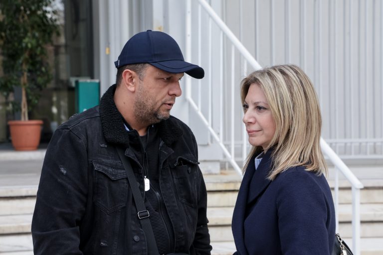 Ηλεκτρισμένη ατμόσφαιρα στη δίκη για τα «χαμένα» βίντεο της εμπορικής  – Μήνυση στον Καπερνάρο καταθέτει ο Πάνος Ρούτσι