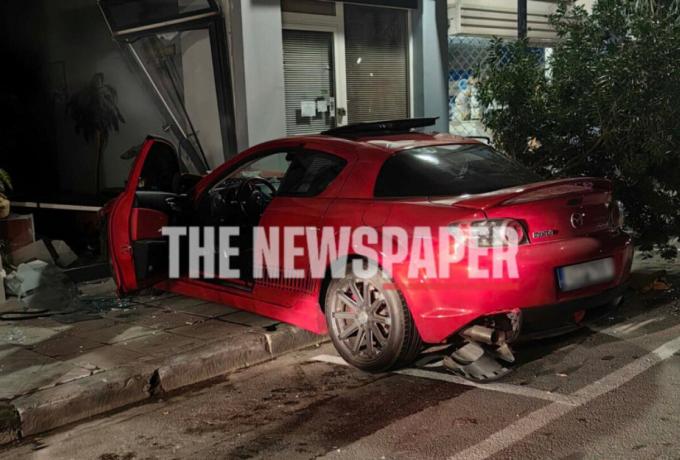 Σοβαρό τροχαίο ατύχημα στον Βόλο, Ι.Χ. εξετράπη και κατέληξε σε φροντιστήριο