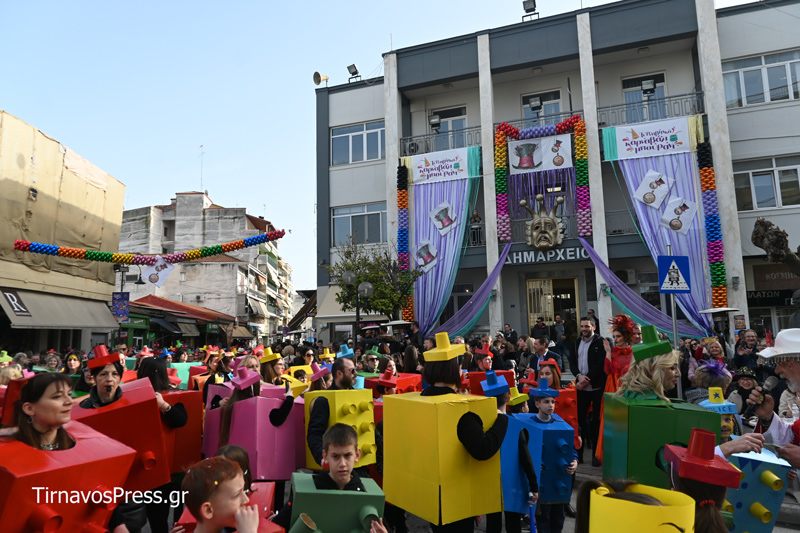 Παιδικό αποκριάτικο ξεφάντωμα στον Τύρναβο– Κέφι και χορός στο 3ο Παιδικό Καρναβάλι (φωτ. - βίντεο)