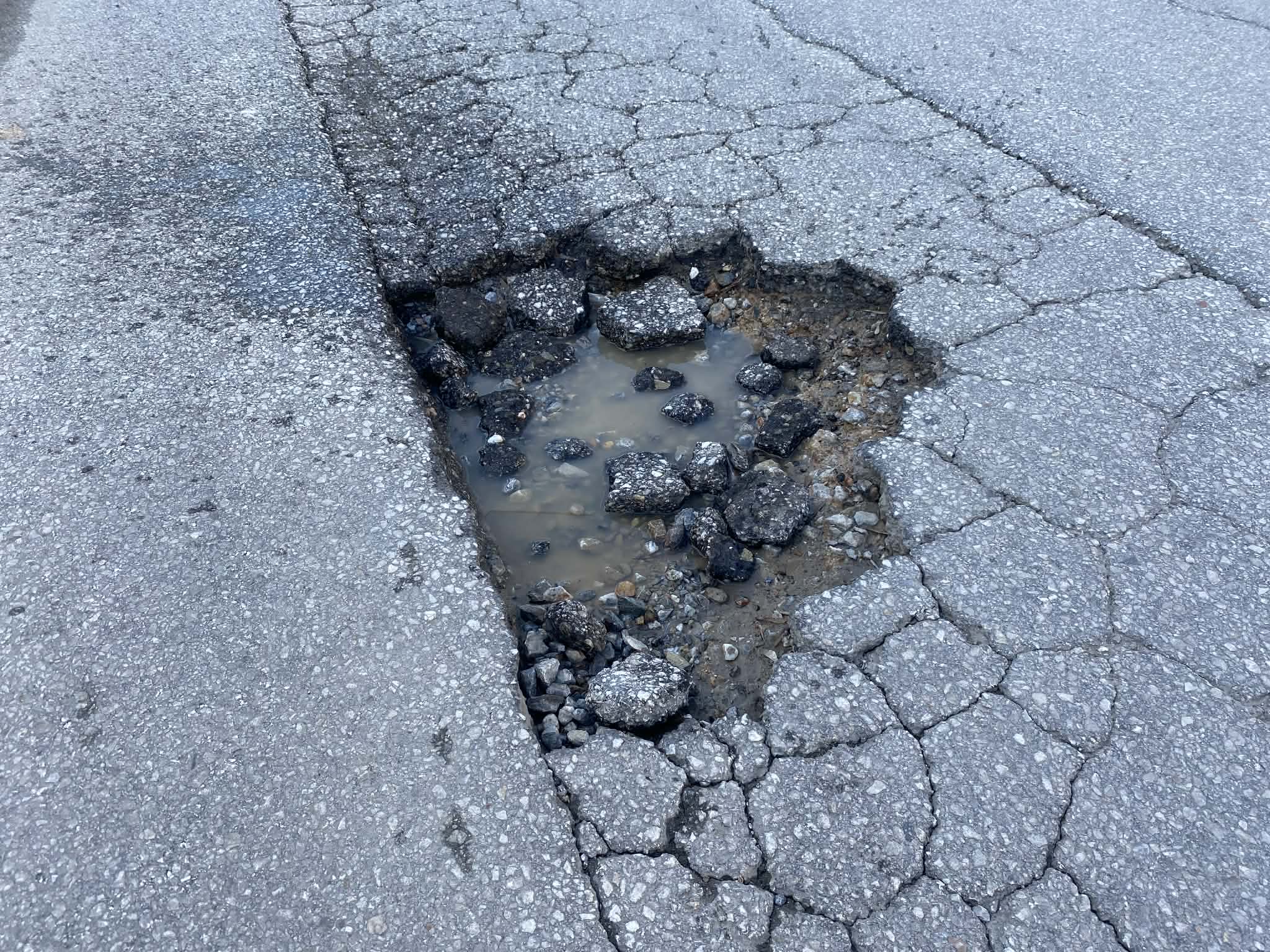 Επικίνδυνες λακούβες άνοιξαν από τις βροχές στην Ηρώων Πολυτεχνείου απέναντι από το 5ο Λύκειο (ΦΩΤΟ)