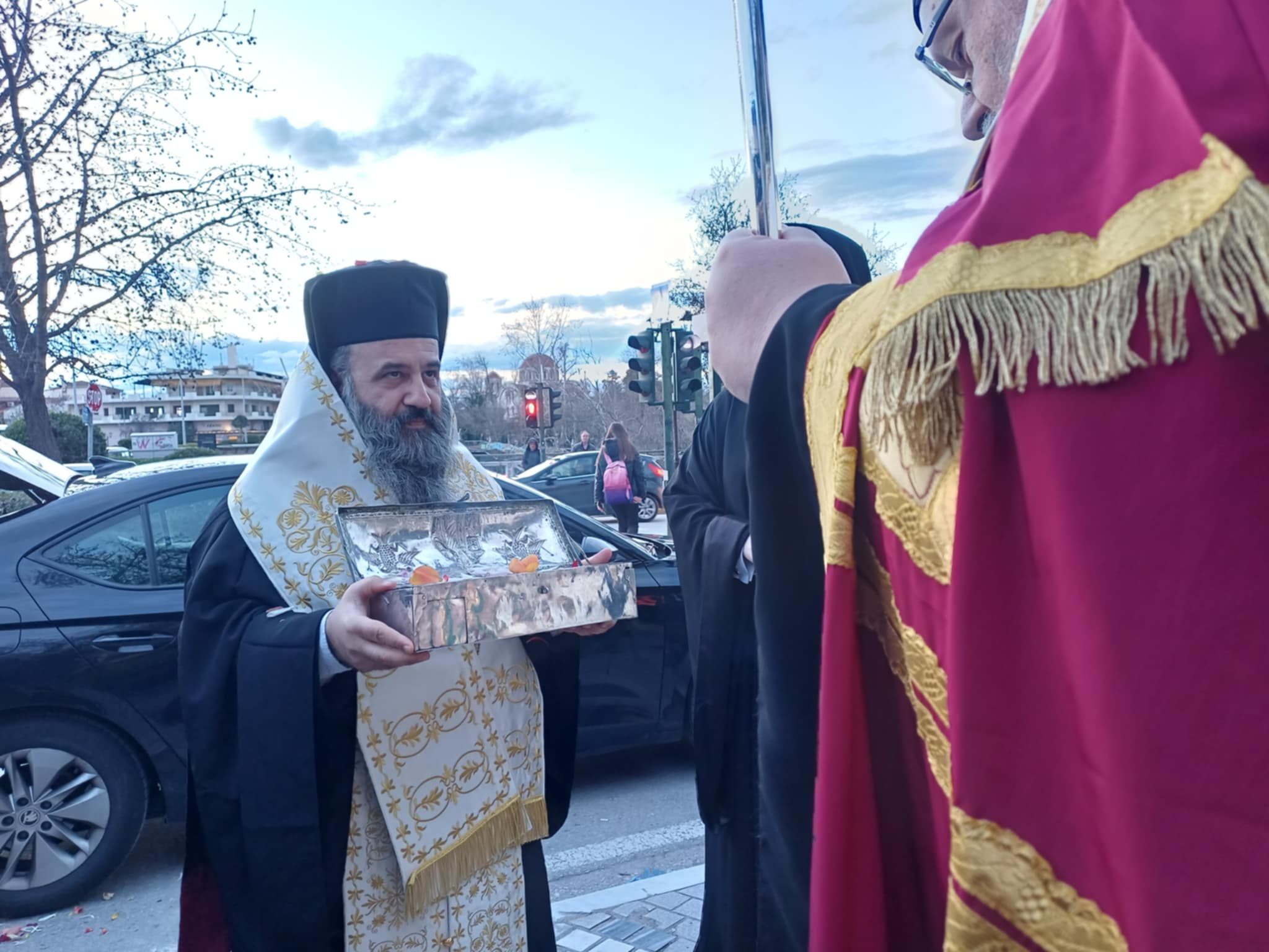 Πλήθος πιστών στην υποδοχή της Τίμιας Χείρας του Βασιλείου στον Άγιο Αχίλλιο (ΦΩΤΟ+video)