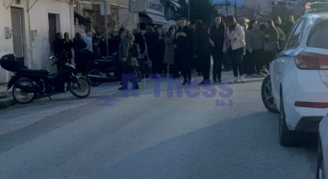 Εργαζόμενοι της “Βιολάντα” στο πλευρό του ιδιοκτήτη έξω από την Αστυνομία