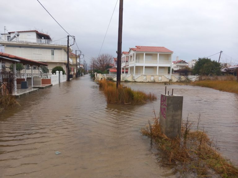 Πάλι βγήκε η θάλασσα στη στεριά και πλημμύρισαν τα Μεσάγγαλα