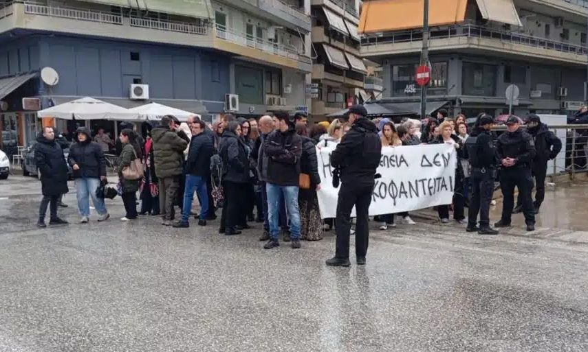 Βιολάντα: «Μπράβο» κι «όχι στη λάσπη» φώναζαν εργαζόμενοι στηρίζοντας τον Τζιωρτζιώτη στα δικαστήρια