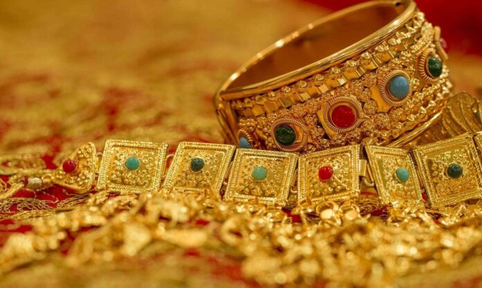 Βόλος: Ανήλικη έδινε κοσμήματα της μητέρας της σε φίλους για να τα πουλήσουν…