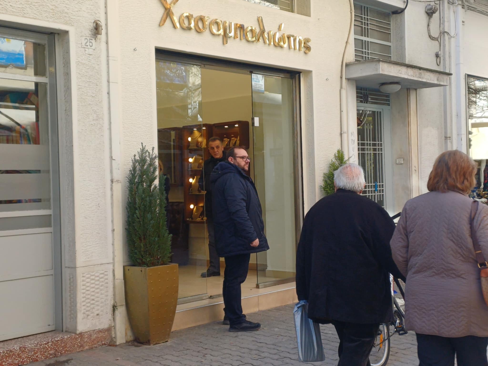 Διέρρηξαν κοσμηματοπωλείο στο κέντρο της Λάρισας- σήκωσαν τα ρολά με αυτοκίνητο και έσπασαν τη τζαμαρία (ΦΒΤΟ)