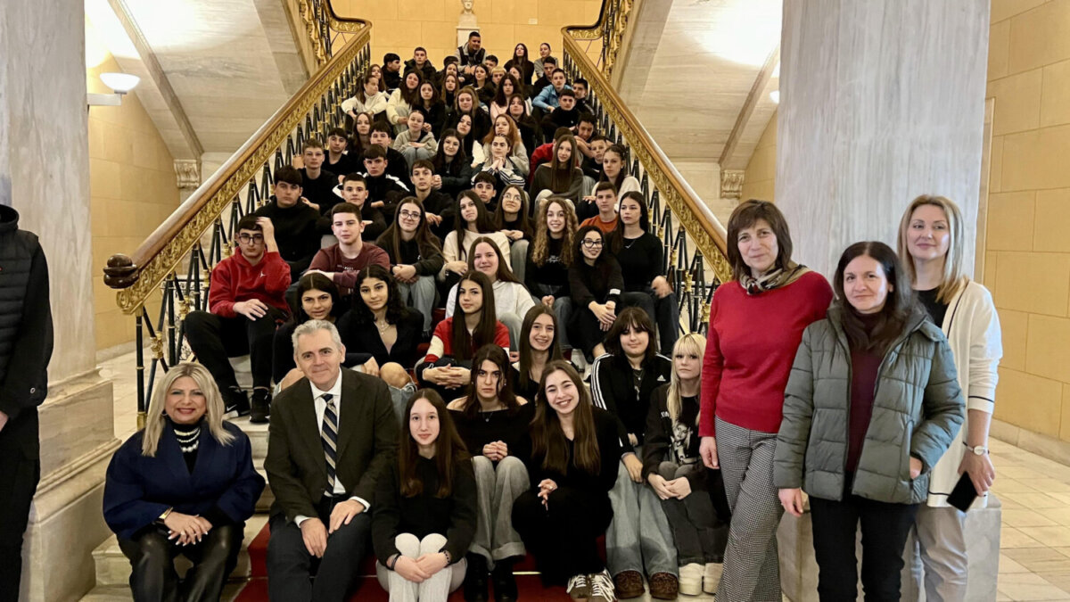 Μ. Χαρακόπουλος: «Με την Καρδίτσα με συνδέουν ιδιαίτεροι δεσμοί» – Καλωσόρισε μαθητές στη Βουλή (φωτ.)