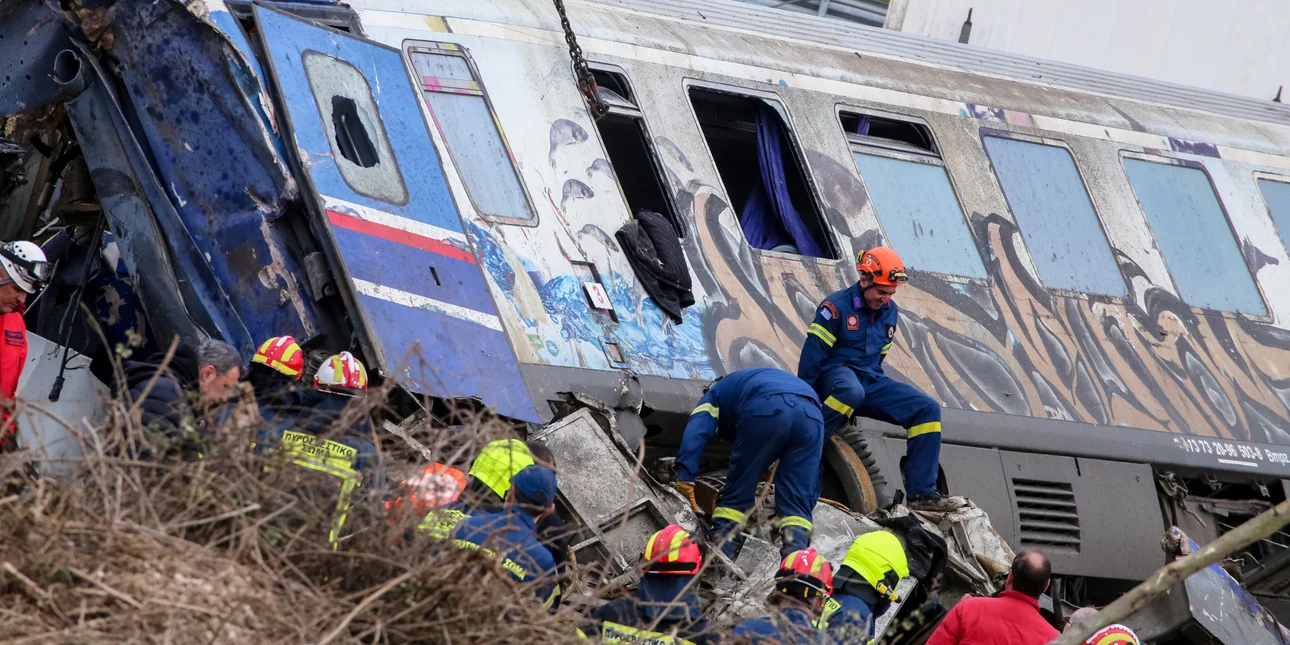 Τέμπη: Ανακαλούνται επτά εκταφές θυμάτων της τραγωδίας –Οι αντιδράσεις συγγενών για τις εργαστηριακές εξετάσεις