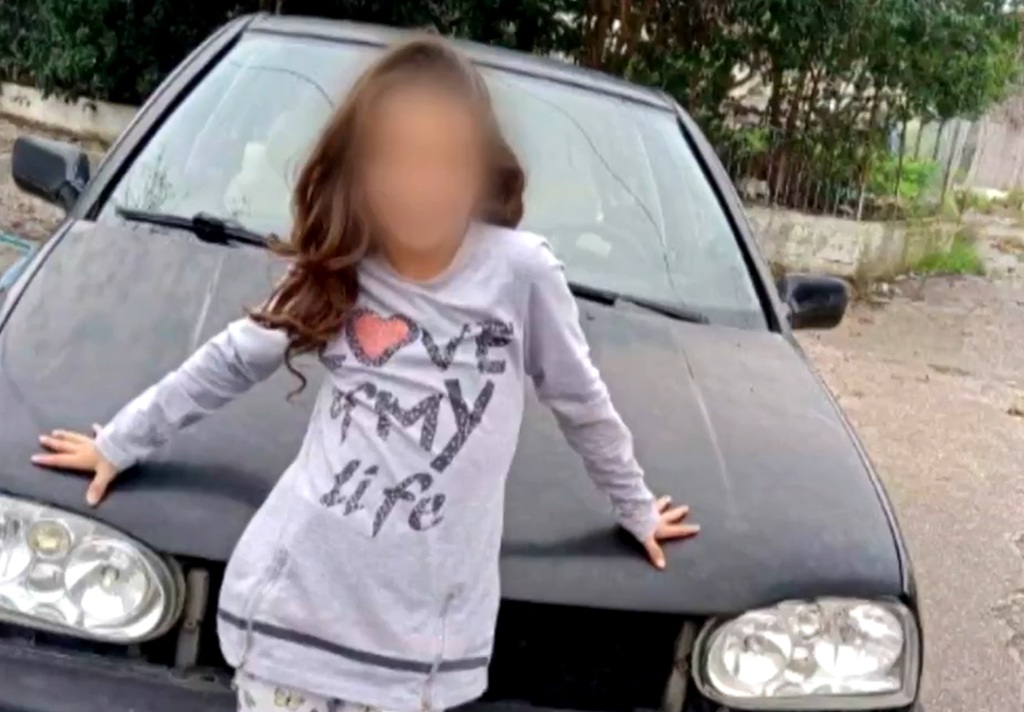 Λύγισαν στη δίκη για την δολοφονία και βιασμό της 11χρονης οι γονείς της: «Φώναζε “μαμά, μπαμπά” όταν την έσερνε στο χωράφι»