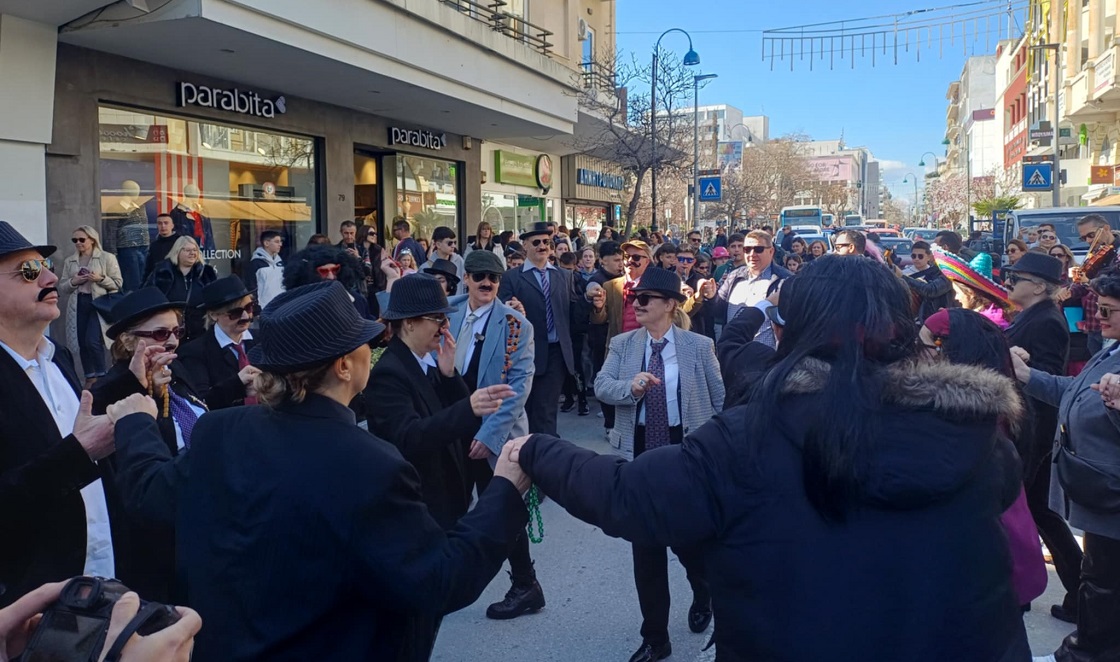 Ξεφαντώνει η Λάρισα στο κέντρο με τα μπουλούκια που ξεκίνησαν από το αρχαίο Θέατρο (ΦΩΤΟ+video)