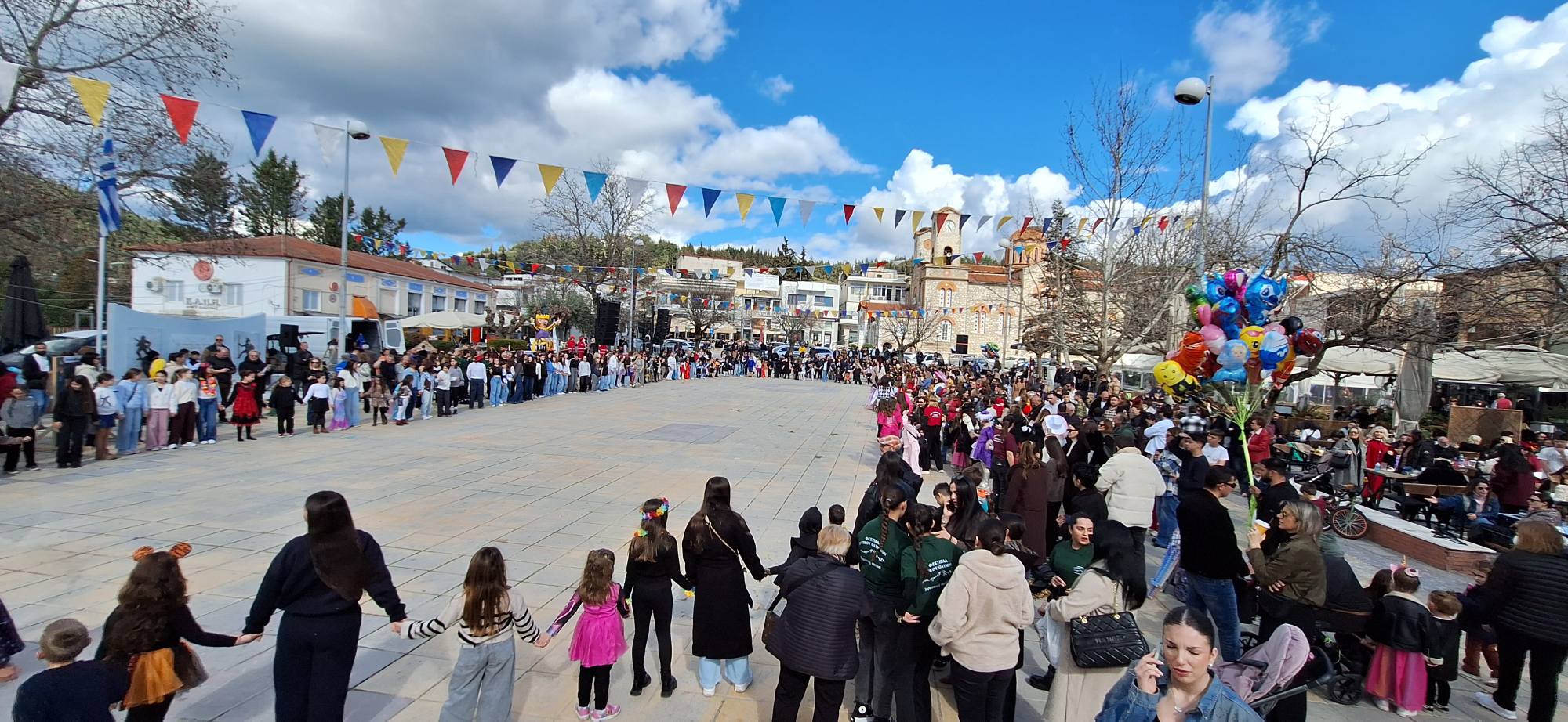 Η  Κεντρική Πλατεία Ελασσόνας μετατράπηκε σε ένα ζωντανό σημείο συνάντησης πολιτισμού και χαράς (ΦΩΤΟ)