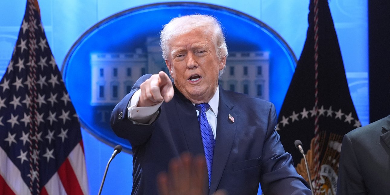 Ο Τραμπ αυξάνει στο 15% τους δασμούς σε όλες τις εισαγωγές παγκοσμίως