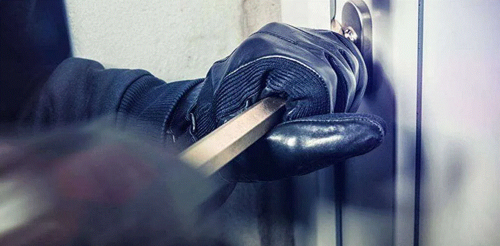 Ατρόμητη Βολιώτισσα σταμάτησε διαρρήκτες – Της επιτέθηκαν με σπρέι όταν τους έπιασε να επιχειρούν να μπουν σε Κέντρο Τύπου