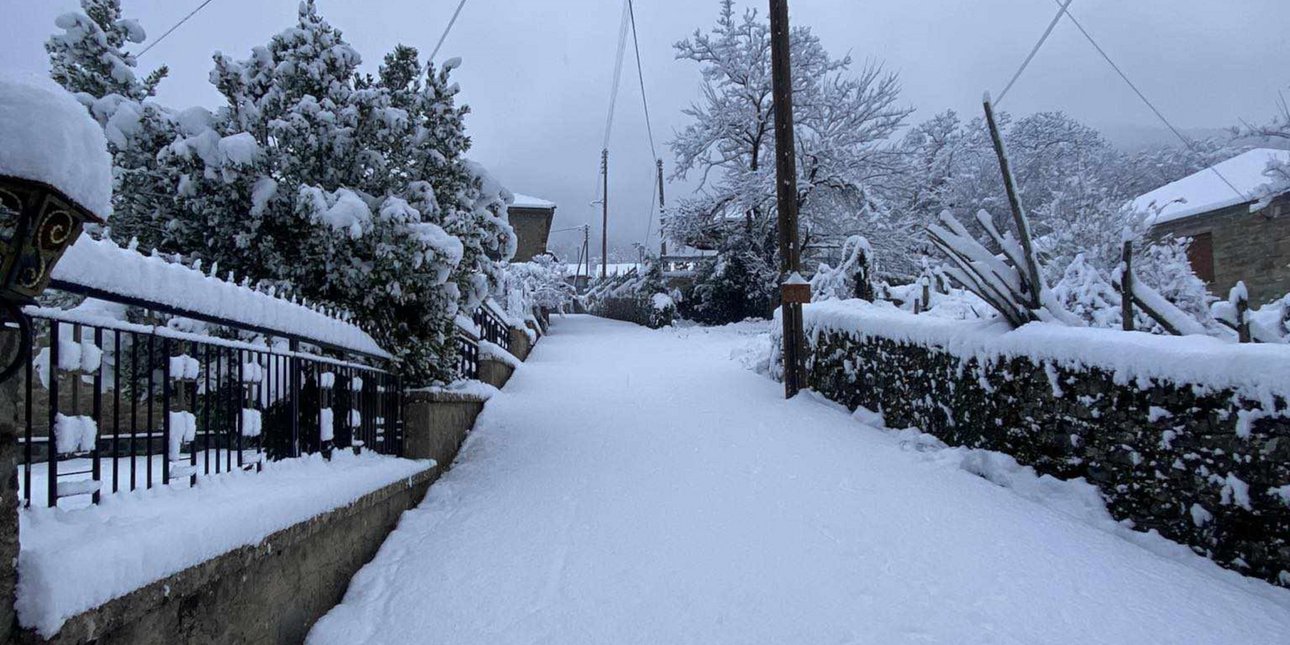 Ζαγόρι: Επιχείρηση απεγκλωβισμού τεσσάρων ατόμων -Κόλλησαν με το ΙΧ στα χιόνια