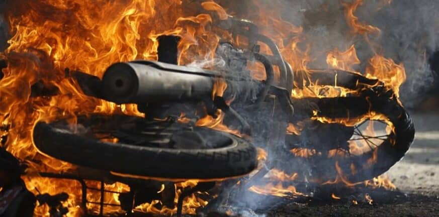 Μηχανάκι τυλίχθηκε στις φλόγες εν κινήσει έξω από τη Λάρισα