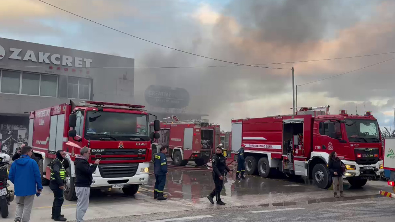 Μαίνεται η φωτιά σε αποθήκη επιχείρησης με αθλητικά είδη στα Σπάτα, ενισχύθηκαν οι πυροσβεστικές δυνάμεις