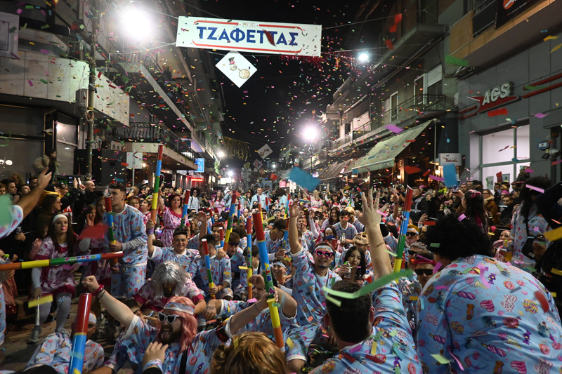 Φαντασμαγορική και ευρηματική με καυστικό χιούμορ η μεγαλη καρναβαλική παρέλαση στον Τύρβναβο (ΦΩΤΟ)