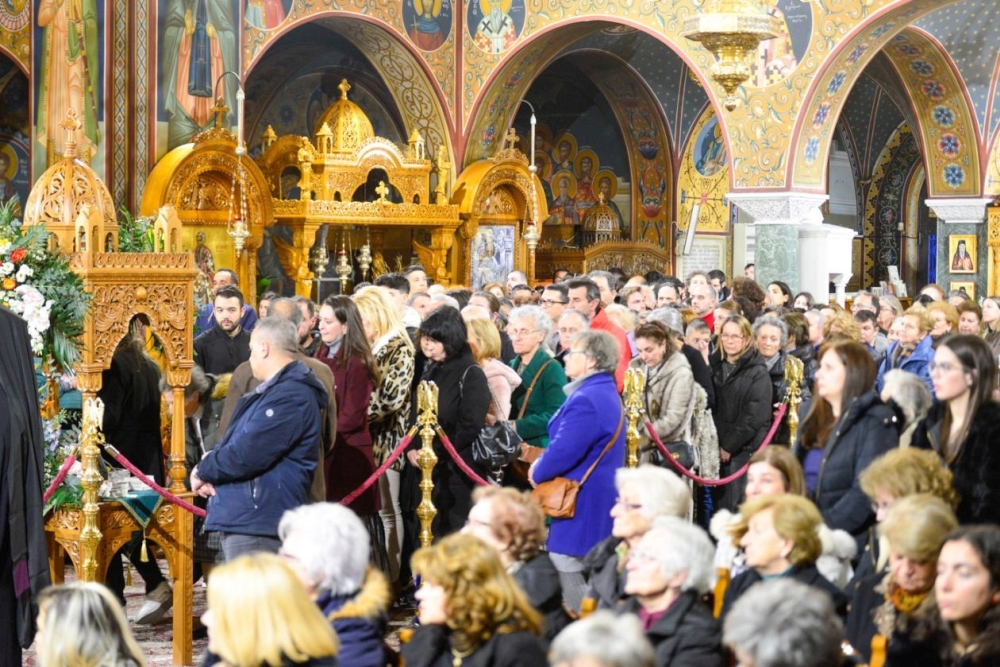 Λάρισα: Αθρόα προσέλευση πιστών στην Τιμία Χείρα του Μεγάλου Βασιλείου (ΦΩΤΟ)