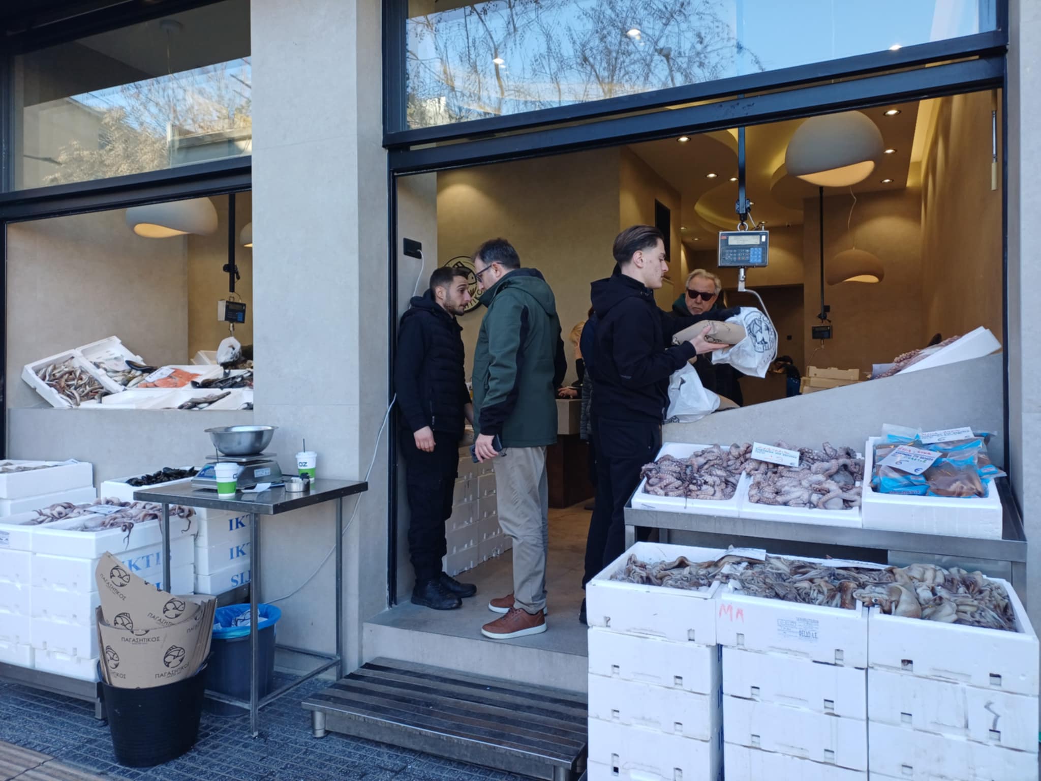 Αλμυρές οι τιμές στα θαλασινά στη Λάρισα, αλλά... ουρές στα ιχθυοπωλεία (ΦΩΤΟ)