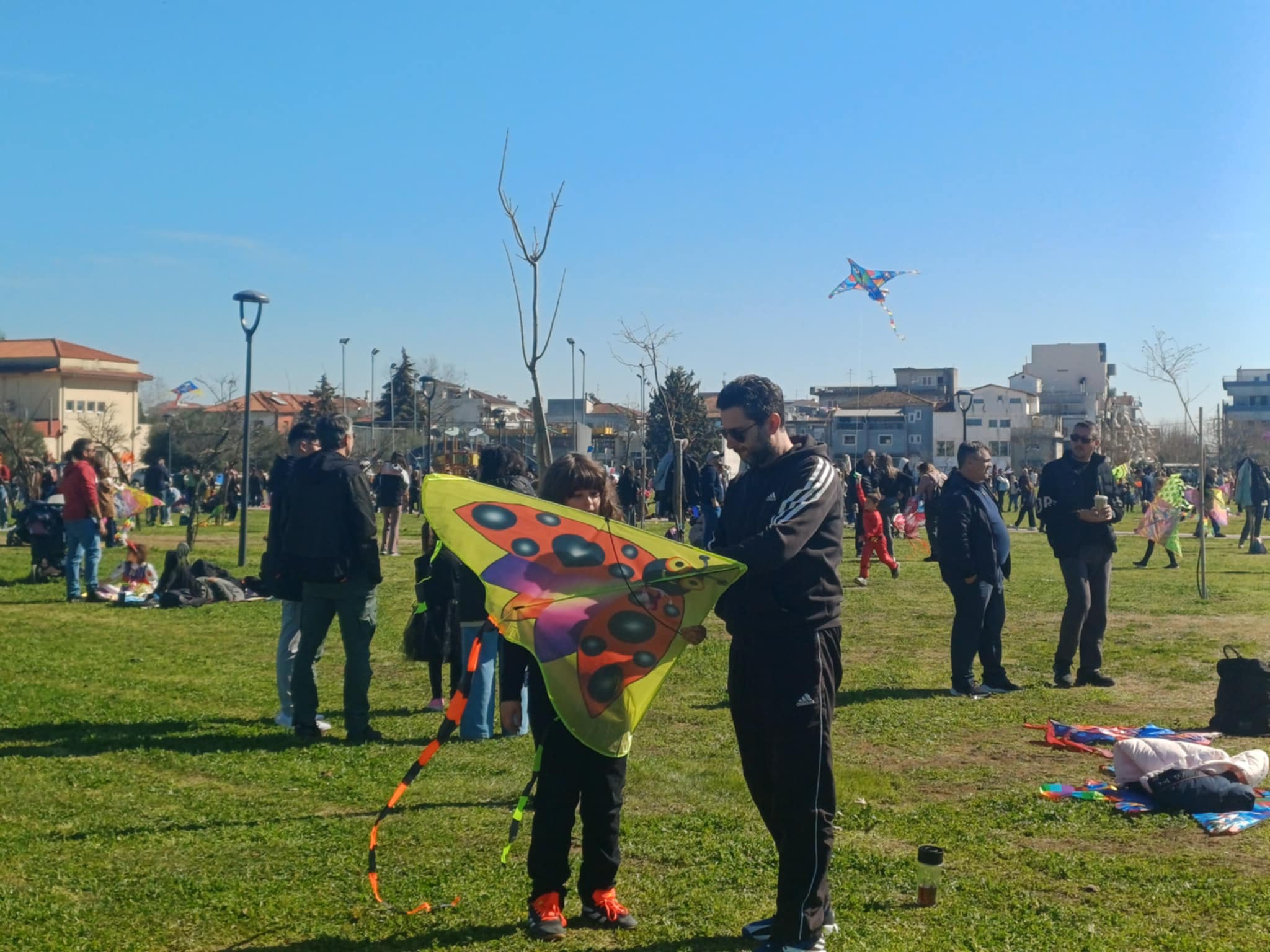 Καθαρά Δευτέρα στη Λάρισα: Γέμισε πολύχρωμους χαρατετούς το Πάρκο των Χρωμάτων (ΦΩΤΟ+video)