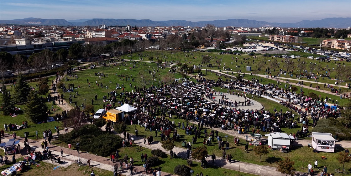 Χιλιάδες Λαρισαίοι στο Πάρκο των Χρωμάτων για τα Κούλουμα (ΦΩΤΟ+video)