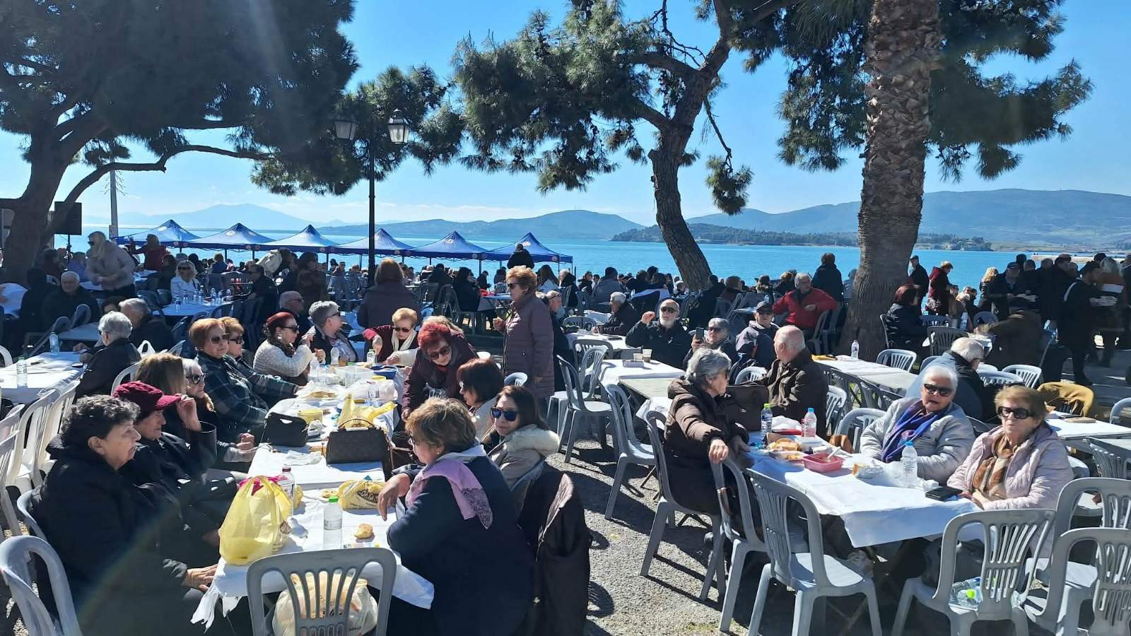 «Βούλιαξε» το πάρκο Αγίου Κωνσταντίνου – Πλήθος Βολιωτών στο τραπέζι που έστρωσε ο δήμος για την Καθαρά Δευτέρα