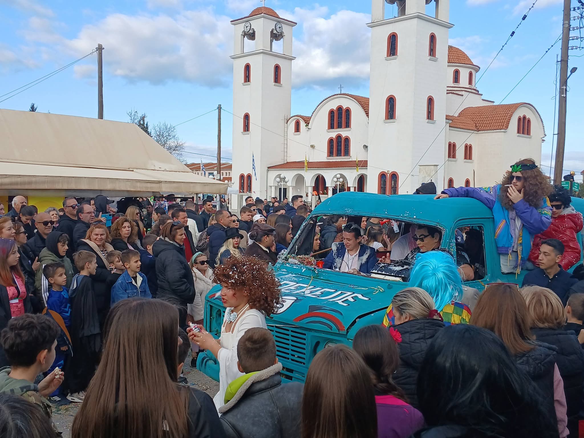 Λαοθάλασσα στο ιστορικό καρναβάλι της Ευξεινούπολης – Με κέφι και συμβολισμούς η παρέλαση με τη συμμετοχή πλήθος κόσμου (εικό