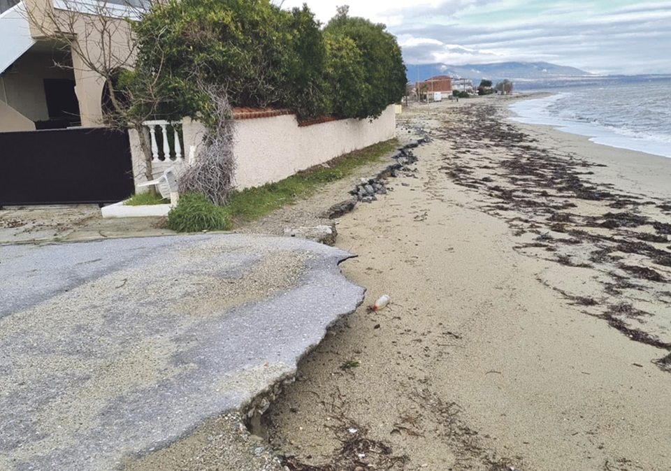 Λάρισα-Μεσάγκαλα: Καταστροφές στο παραλιακό μέτωπο από την κακοκαιρία- Μελέτη προστασίας της ακτής ζητά ο δήμος
