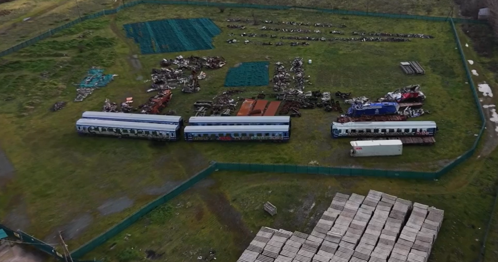 Τρία χρόνια από τα Τέμπη: Στο Κουλούρι ο χρόνος έχει σταματήσει στις 28 Φλεβάρη του 2023 – Το «νεκροταφείο» των βαγονιών